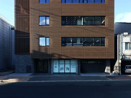 木目調の建物外観  