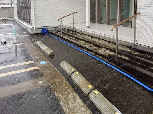 雨の外観  