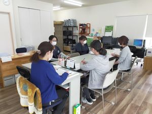 スタッフ会議の様子の部屋  