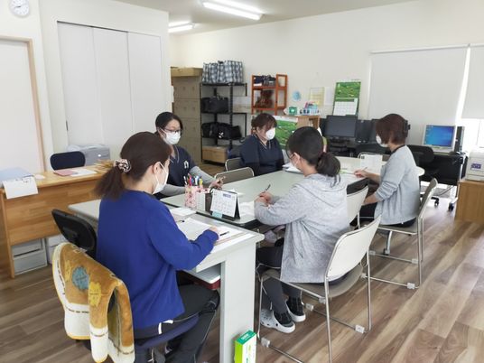 スタッフ会議の様子の部屋  
