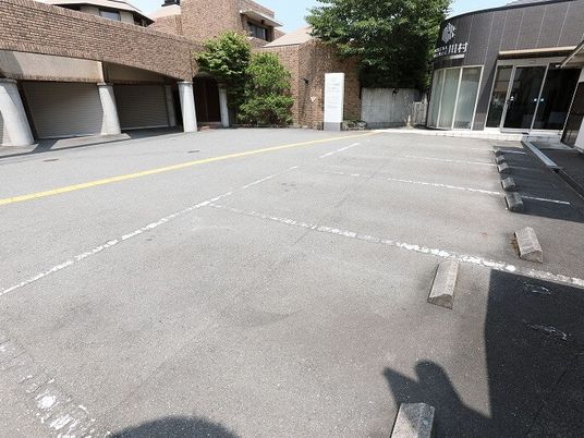 建物前の駐車場外観  