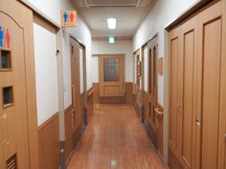 廊下の正面と側面