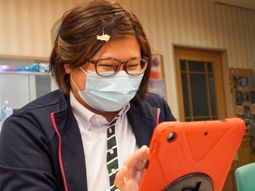 スタッフがタブレット操作