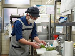 調理する人物のキッチン