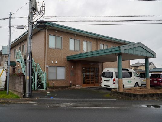 施設の外観と送迎車