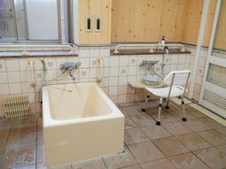 木目調が優しい浴室の様子
