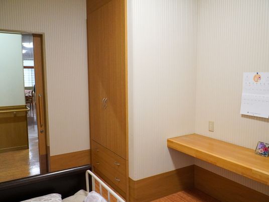 居室の一角と入口