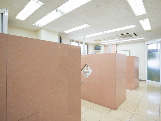 明るい浴室の仕切り  