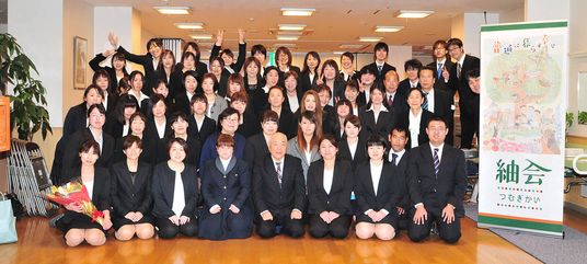 たくさんのスタッフの集合写真