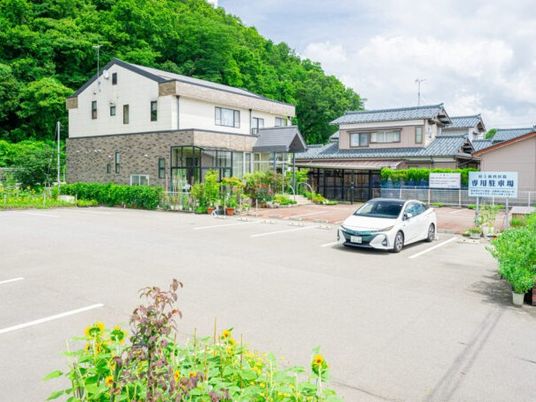 明るい外観と駐車場  