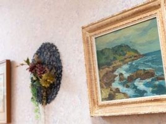 壁面の絵と装飾がある廊下  