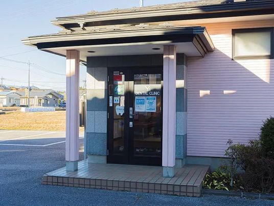 建物の正面玄関  