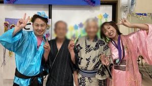 笑顔の人々と飾り付けの部屋