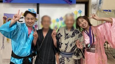 笑顔の人々と飾り付けの部屋