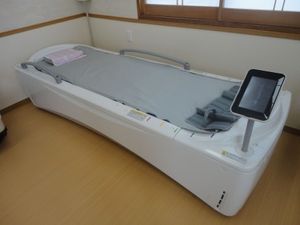 ベッドと機器のある居室  