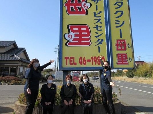 看板前のスタッフ  