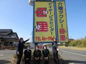 看板前のスタッフ  