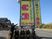 看板前のスタッフ  