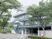 樹木に囲まれた建物外観  