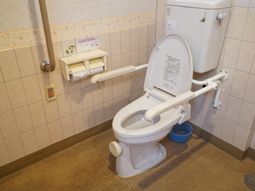 手すり付きトイレ設備