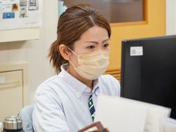 仕事中の職員イメージ