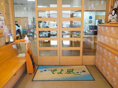 木目調のエントランス