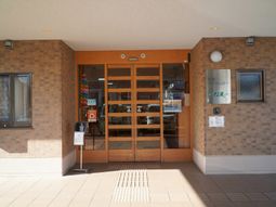 入口の明るいエントランス