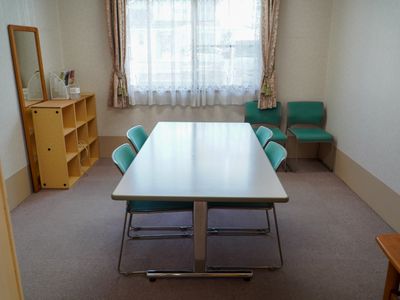 居室内のテーブルと椅子