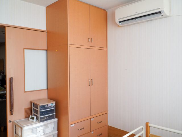 居室の収納とエアコン 居室 必要なものを整理整頓できる広々とした収納スペースが備わっており、快適な環境を保つためのエアコンも完備しています。