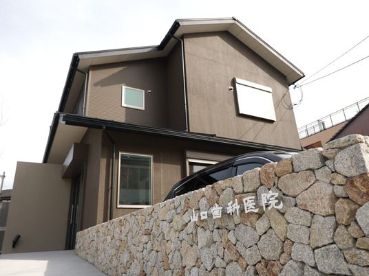 外観の建物と石垣  