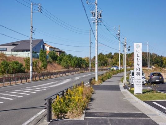 施設前の道路沿い看板  