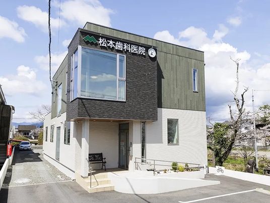 看板のある建物外観  