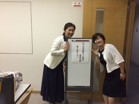 職員の笑顔が見える廊下  