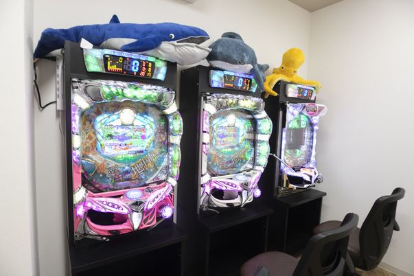 パチンコ台のある休憩室