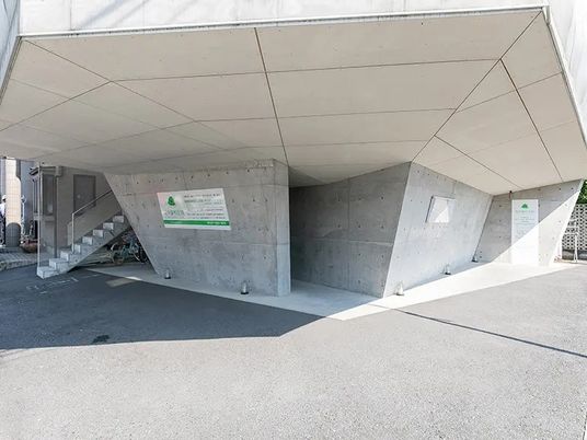 建物下の出入口  