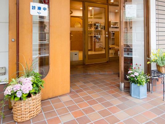 花飾りのあるエントランス  