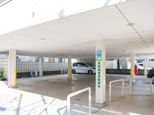 駐車場のある外観  