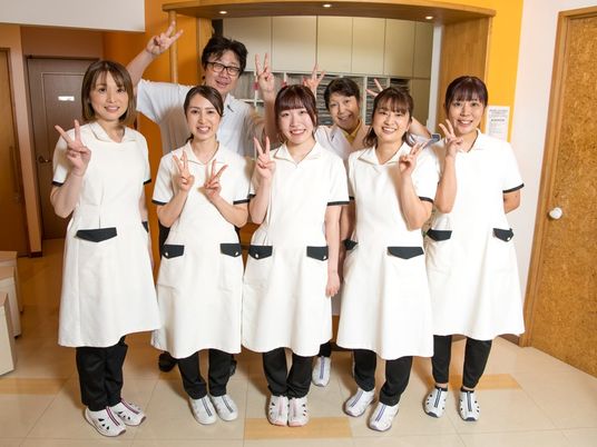 笑顔のスタッフ集合、エントランス  