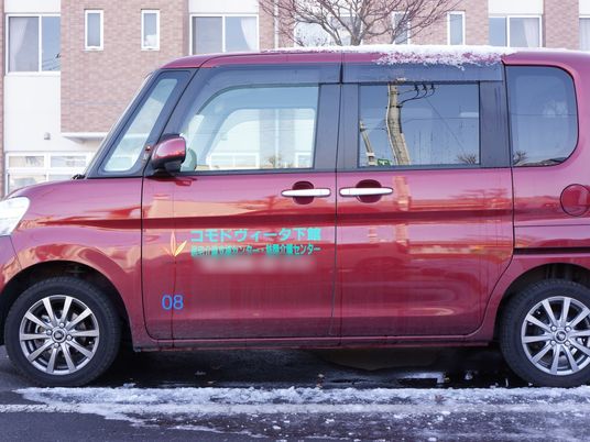 赤い外観の施設車両