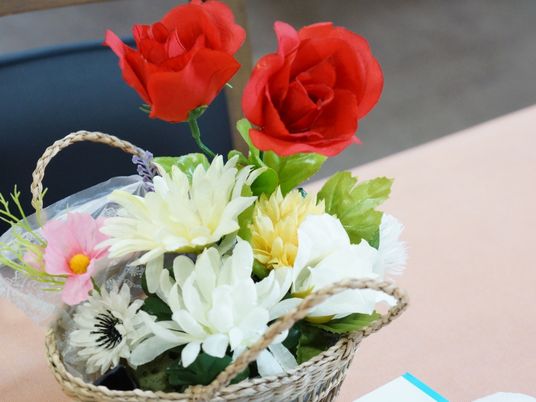 色とりどりの花のアレンジメント