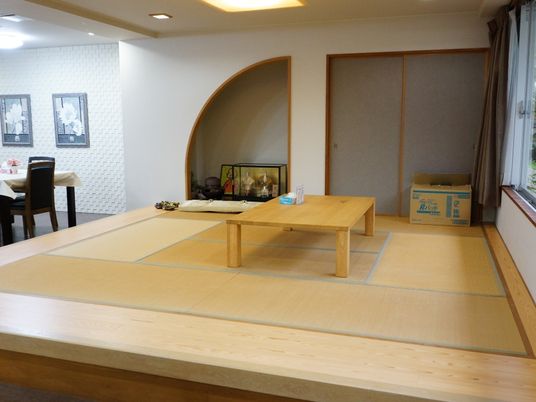 明るい和室の一角