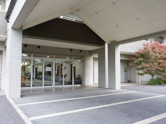 清潔なエントランス外観