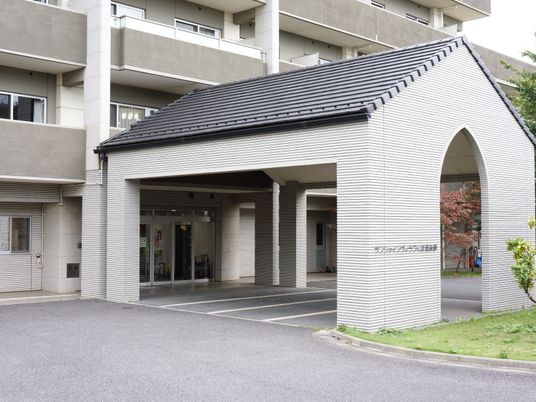 アーチ形エントランス外観