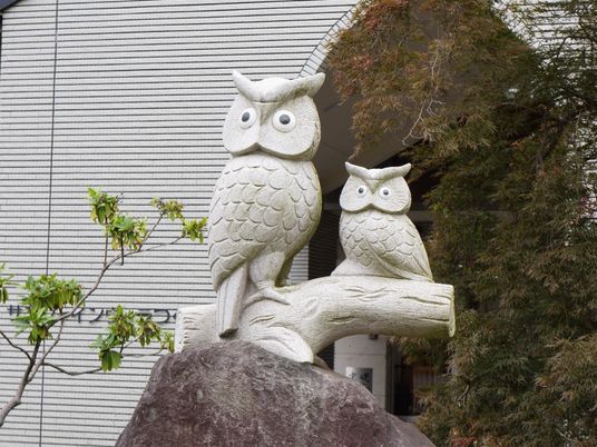 石像フクロウ2体配置
