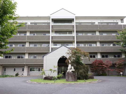 広々とした外観の建物