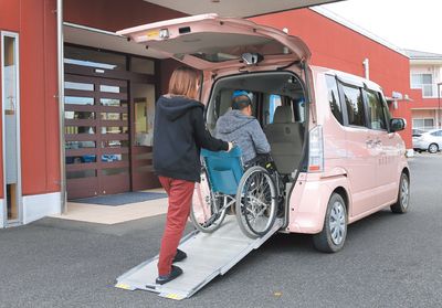 車椅子利用の送迎場面