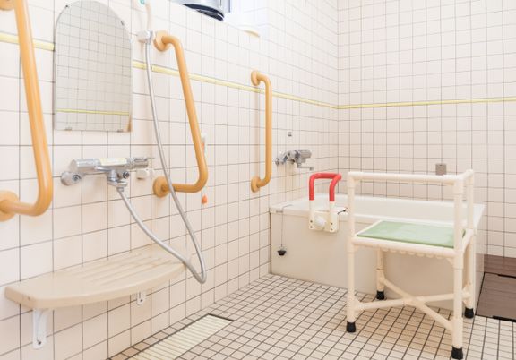 手すりが付いた浴室
