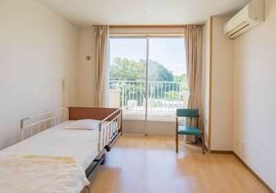 ベッドと椅子の居室