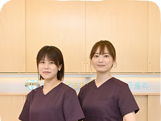 スタッフが並ぶ歯科外来  