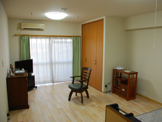 快適な居室の様子 居室 すっきりとした木目調の居室です。自分の好きな家具を配置して、心安らぐ時間を過ごせる空間が整っています。